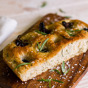 Włoski chlebek – focaccia z oliwkami i suszonymi pomidorami