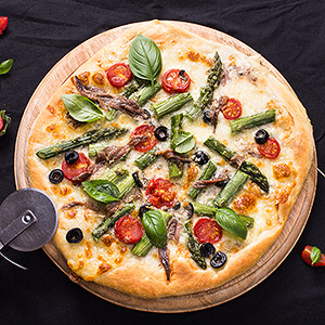 Biała pizza ze szparagami i anchois