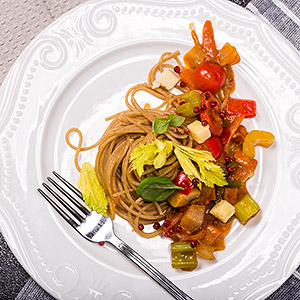 Spaghetti pełnoziarniste z warzywami