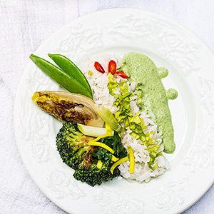 Wegańskie curry z zielonych warzyw z ryżem