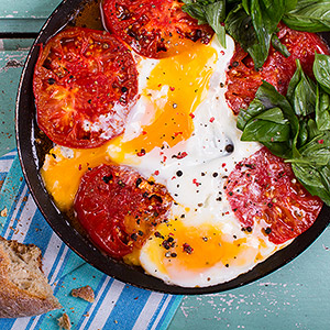 Pomidory z jajkami i bazylią