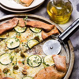 Pizza orkiszowo-razowa, rustykalna, z cukinią i oliwkami